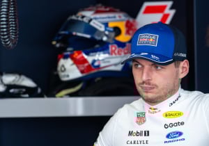 Verstappen lijkt blessure te ontlopen na harde klapper in Melbourne