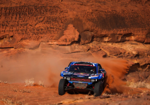 Dakar 2026: Ekström wint Etappe 7, Olthof schrikt van 'overleden' persoon, Van den Brink rijdt lek