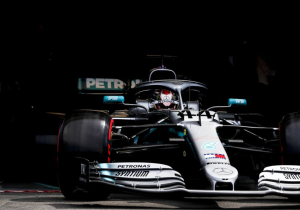 1e vrije training Frankrijk: Mercedes domineert, Verstappen split Ferrari's