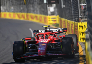 Sainz wint Grand Prix van Australië na uitvalbeurt Verstappen en enorme crash Russell