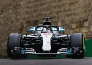 Hamilton klaagt over Vettel: 'Je mag niet constant gas geven en remmen'