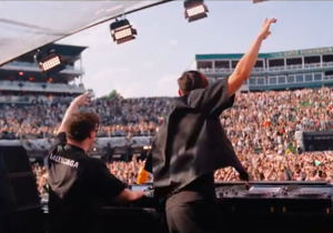 Festivalgangers gaan uit hun dak bij Verstappen-lied tijdens Tomorrowland 2025