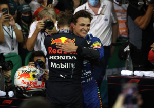 Norris dankbaar voor gevechten met Verstappen en Hamilton: 'Geeft me zelfvertrouwen'