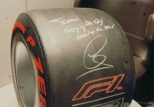 Heerlijke actie van Hamilton richting teamgenoot Bottas: "Geniet van mijn pole position-band"