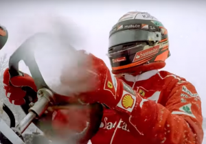 VIDEO: Räikkönen stapt in kart op besneeuwde ijsbaan