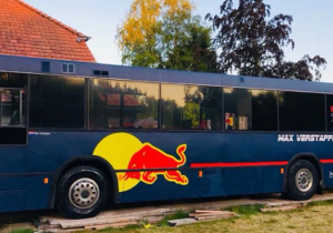 Bus van Verstappen-fans wordt geveild wegens enorme belangstelling