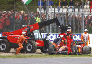 Sainz blames Ricciardo for "unlucky" retirement