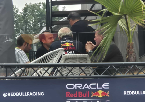 Lachende Jos Verstappen, Raymond Vermeulen en Helmut Marko aan tafel in België