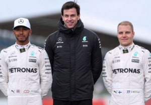 Mercedes test banden voor nieuwe seizoen: Hamilton rijdt 114 ronden