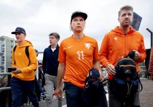 Fans in Zandvoort geloven in zege Verstappen: "Hij kan er altijd iets uithalen"