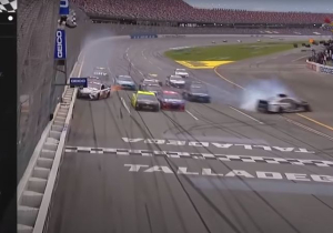 Chaos tijdens spectaculaire NASCAR-fotofinish