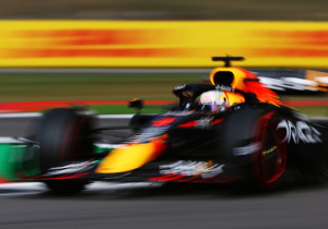 Verstappen sets daunting pole marker, Mercedes in the hunt