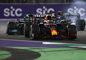 Hamilton kijkt terug op veelbewogen race: "Begreep niet wat er aan de hand was"