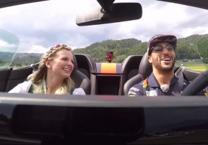 VIDEO: Daniel Ricciardo neemt Grid Girl mee over Red Bull Ring