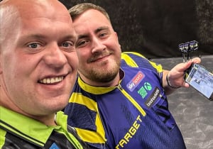 Van Gerwen en Littler kunnen het niet laten en volgen zege Verstappen tijdens toernooi