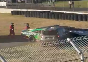 Opmerkelijke beelden uit Mexico: NASCAR-safety car botst tegen eerder gecrashte wagen