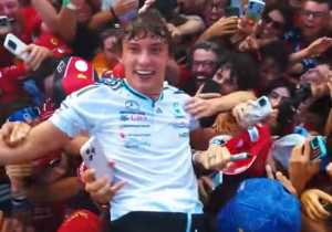 Crowdsurfende Antonelli viert overwinning GP Italië met massaal aanwezige fans