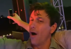 Heerlijke beelden: ogenschijnlijk dronken Wolff viert al zingend feest in Abu Dhabi