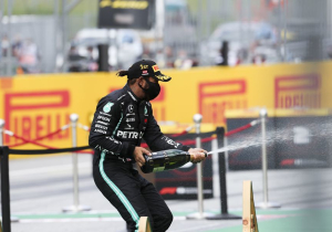 Hamilton sees himself continuing in F1 "for at least another three years"
