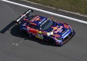 Verstappen wint met Gounon en Juncadella op Nürburgring met één minuut voorsprong