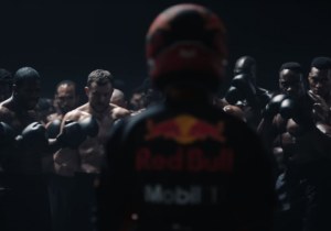 VIDEO: Max Verstappen gaat de strijd aan met 124 boksers
