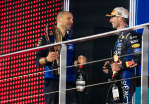 Verstappen lacht om kapotte boordradio: 'Denk dat 'GP' het wel fijn vond dat ik niets kon zeggen'