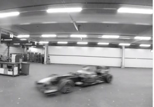 Red Bull Racing drift met Formule 1-bolides door loods in Nederland