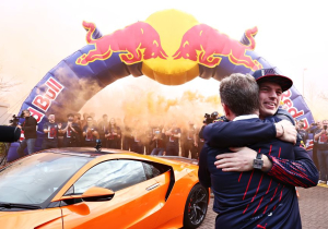 Verstappen over sms'je Wolff: 'Misschien was hij toen net klaar met crowdsurfen'