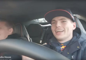 Max Verstappen scheurt met vader Jos over Circuit Zandvoort