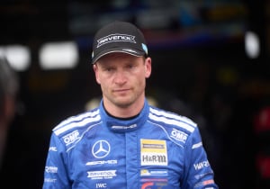 Engel baalt als een stekker na crash in kwalificatie 24h Nürburgring: "Het was mijn fout"