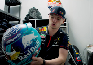 VIDEO: Verstappen toont nieuw helmdesign voor raceweekend Miami