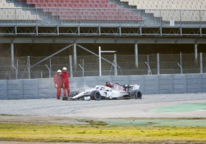Charles Leclerc crasht tegen vangrails: 'Dom van me om dat nu te doen'