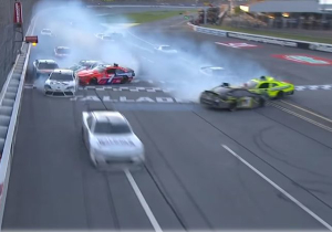 VIDEO: Elf wagens betrokken bij forse NASCAR-crash