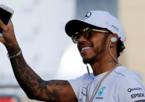 VIDEO: Lewis Hamilton in een simulator over de Nüburgring