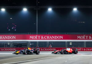 LIVE | GP Singapore: Verstappen ruim aan de leiding na pitstops Ferrari en Antonelli