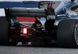 Waar dient het knipperende achterlicht op de Formule 1-wagens voor?