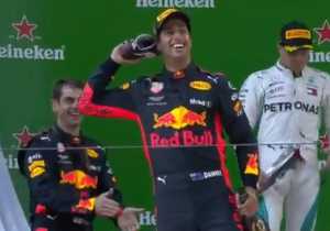 VIDEO: Ricciardo doet welbekende 'shoey' na zege in China