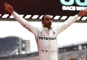 Hamilton verrassende winnaar Duitse Grand Prix: 'Je moet er altijd in geloven'