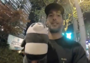 VIDEO: Daniel Ricciardo wandelt door Shanghai