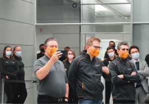 VIDEO: McLaren slingert nieuwe F1-bolide voor het eerst aan