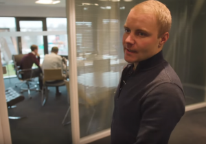 VIDEO: Bottas neemt je mee achter de schermen bij Mercedes