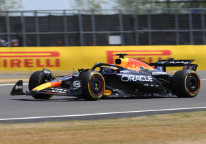 Verstappen schrikt van crashende Bearman voor zijn neus