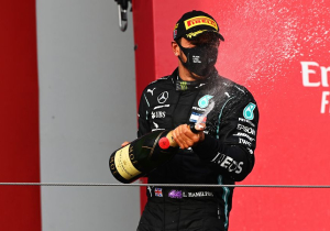 Hamilton geniet van quarantaineperiode: "Ik word niet meer van links naar rechts gesleurd"