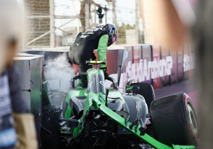 VIDEO: De flinke crash van Guanyu Zhou in derde vrije training Djedda