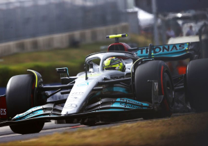 Hamilton zag eerste startrij in rook opgaan: "Dit soort dingen gebeuren"