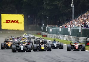 LIVE | GP België: Antonelli leidt, Verstappen haalt Leclerc in voor P2