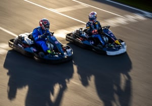 Max vs 100 gemist? Bekijk hier de hoogtepunten van de kartrace met Verstappen