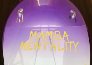 Dit is de testdagen-helm van Ricciardo om Kobe Bryant te eren