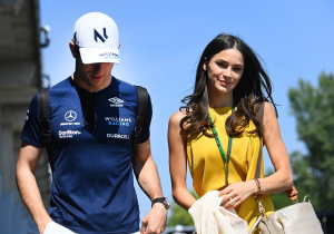 Latifi doorbreekt radiostilte en deelt trots foto's van afstuderen in Londen