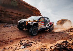 Dakar 2025: Benavides wint Etappe 8 na verlenen medische hulp, tijdverlies voor Van den Brink